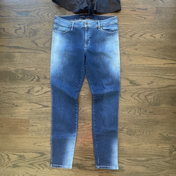 Guess - Picture 2 of 6